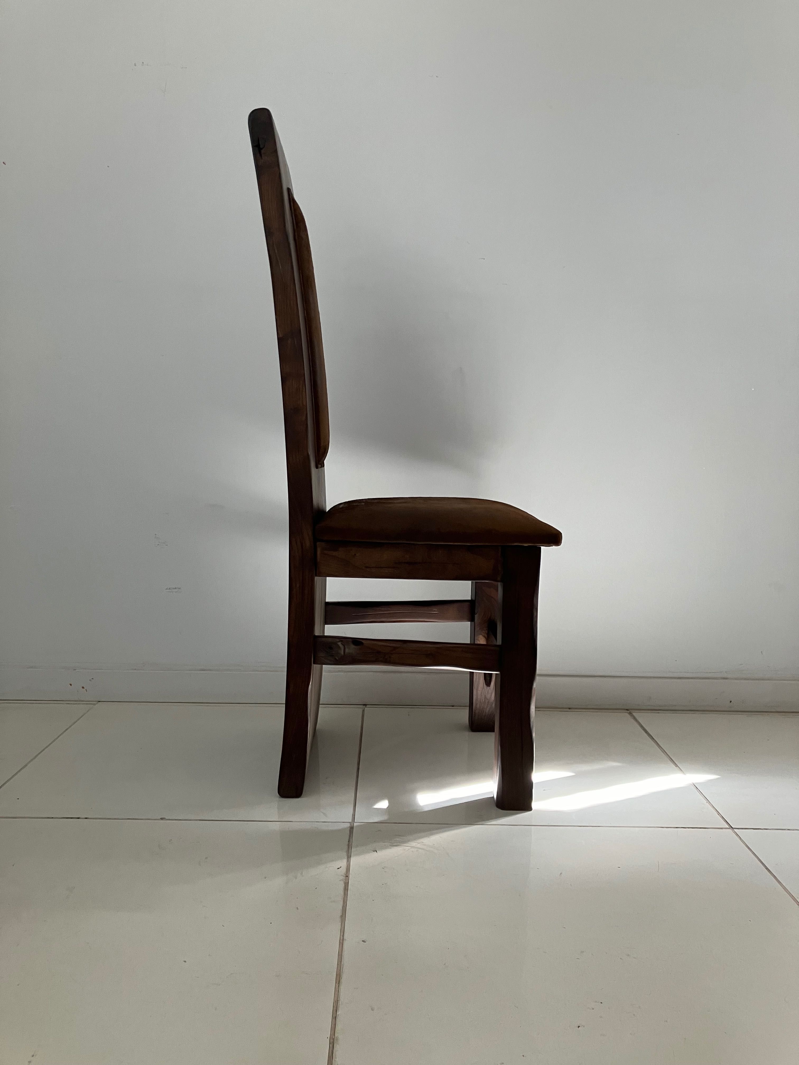 Cadeira em madeira maciça