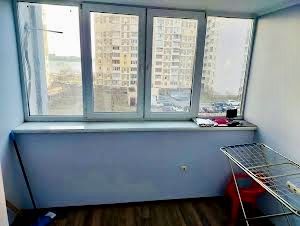 Ревуцького, 44Б. 2к квартира з просторою кухнею До метро 5 хв пішки.