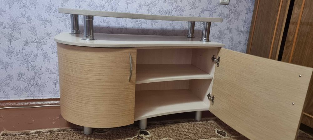 Тумба під телевізор в гарному стані
