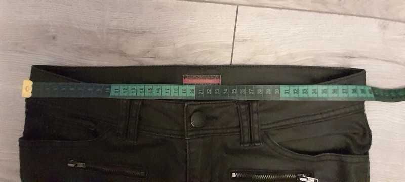 Woskowane spodnie damskie, niski stan .Clockhouse