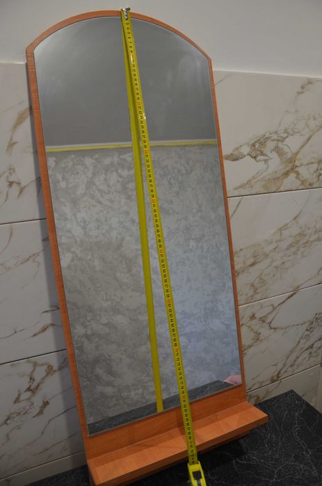 Большое зеркало с основой и полочкой