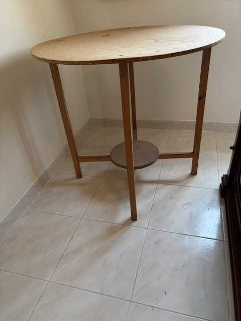 Mesa de camilha, redonda, com coberta em tecido