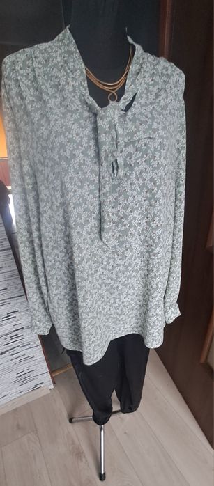 Elegancka bluzka w serek z wiązaniem pod szyją 4xl