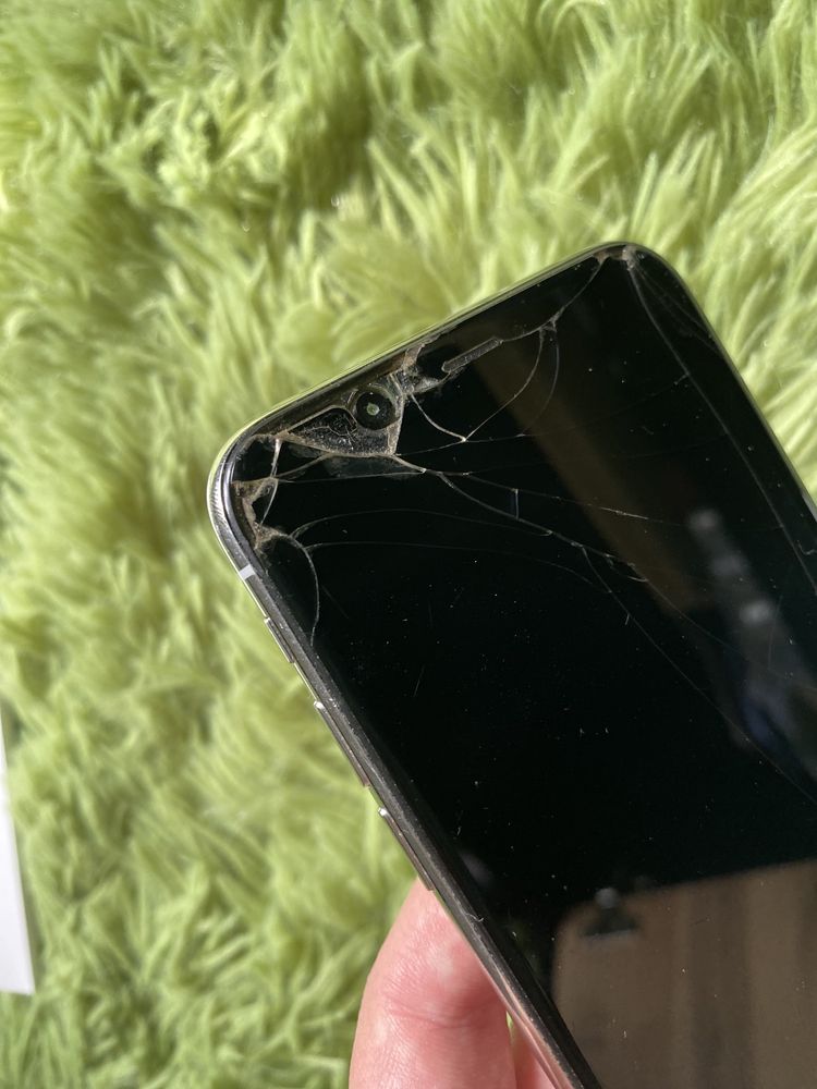 iPhone X z uszkodzonym ekranem