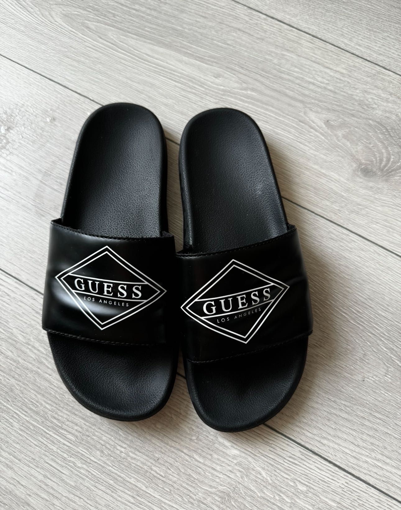 тапки guess шльопанці