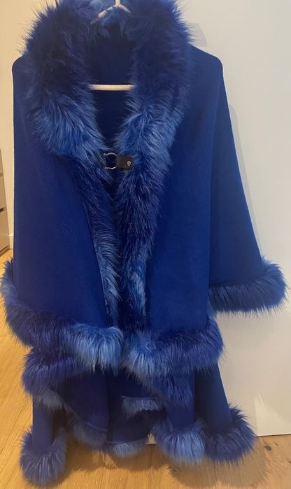 Capa de lã com pormenores de pêlo