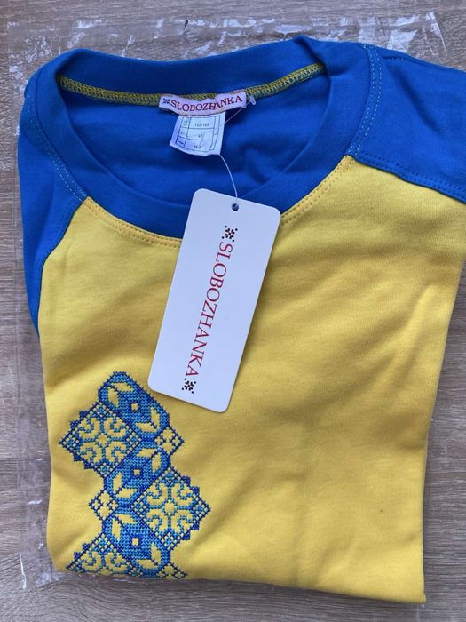 Новая котоновая футболка с вышивкой