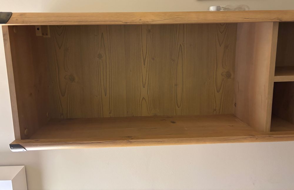 Szafka wisząca z półkami