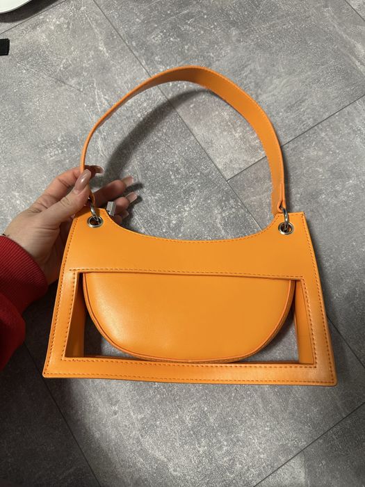 Стильная сумка ярко-оранжевого цвета.