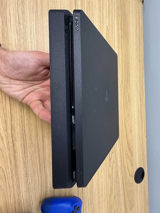 PlayStation 4 Slim 1TB + 2 pady