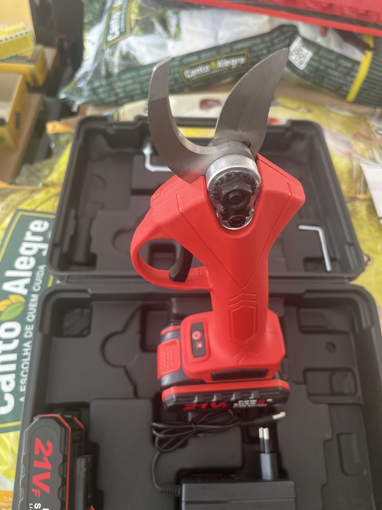 Tesoura poda eletrica com duas baterias nova