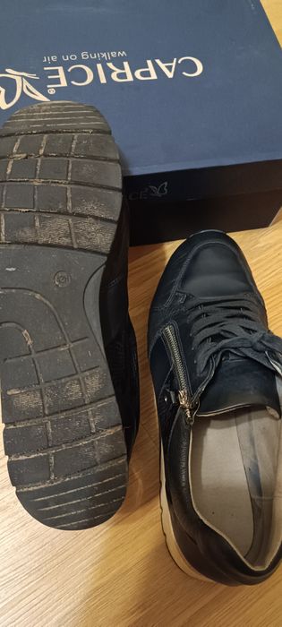 Продам кроссовки Caprice 42 размер,кожа