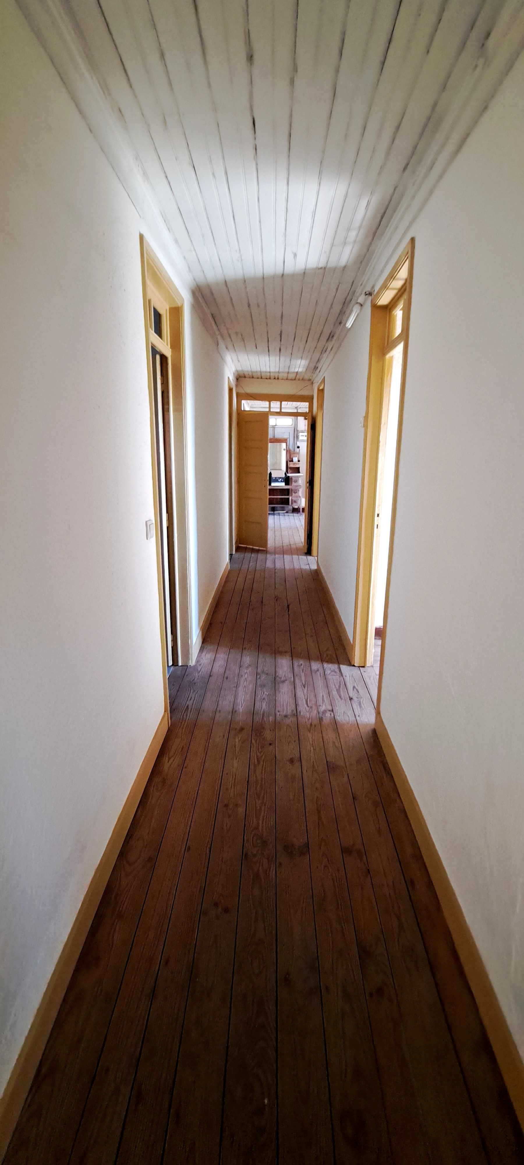 Casa em reconstrução, bem localizada na aldeia a 5 min do Sátão.