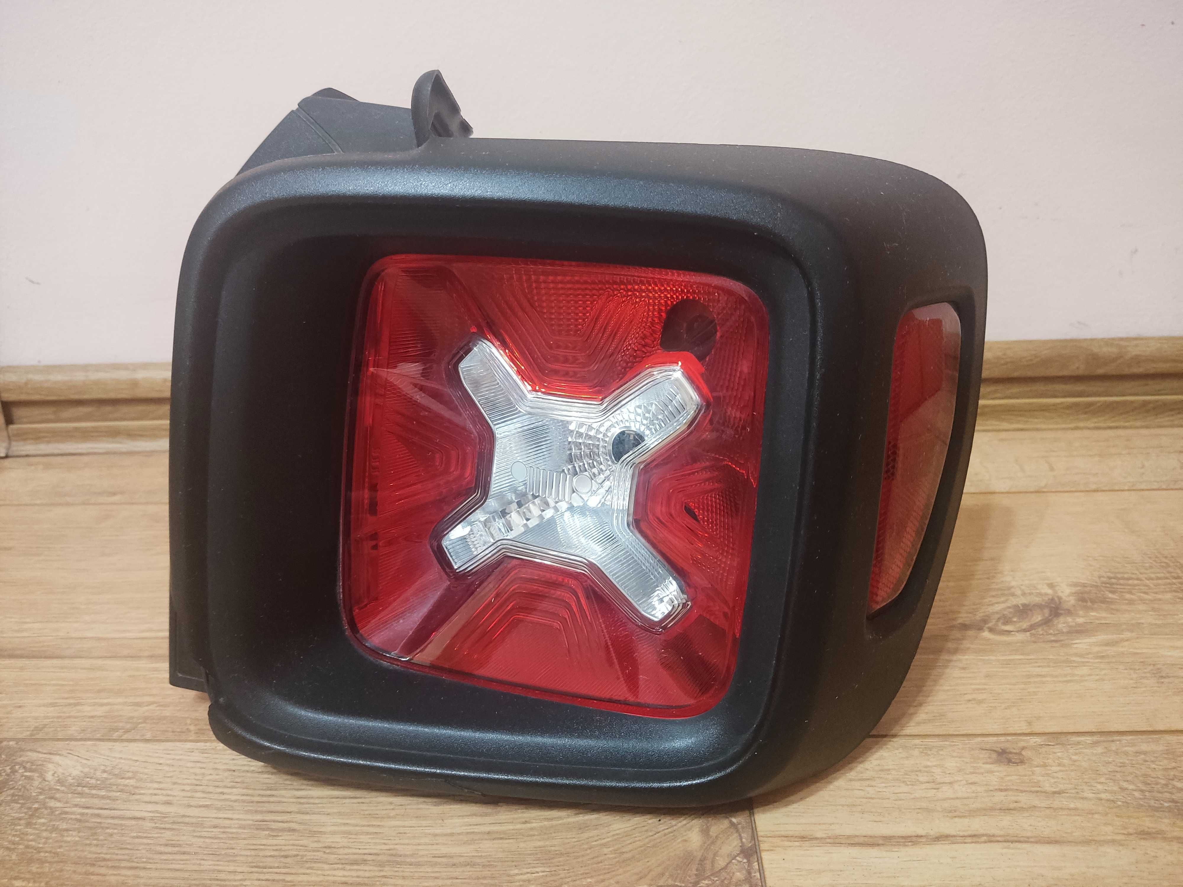 Оригинальный задний, правый фонарь Jeep Renegade с повреждением