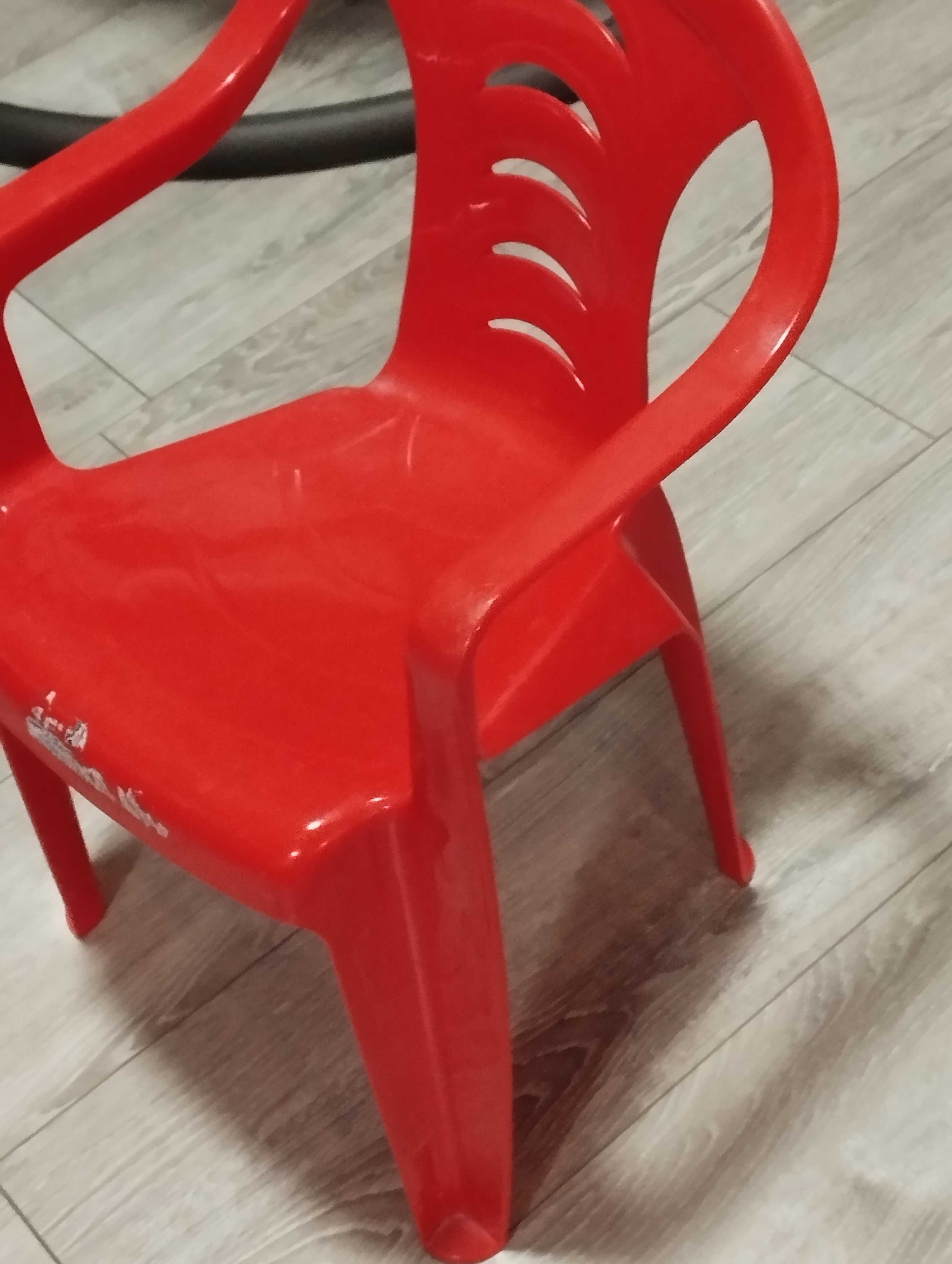 krzesełko czerwone małe dziecięce plastikowe