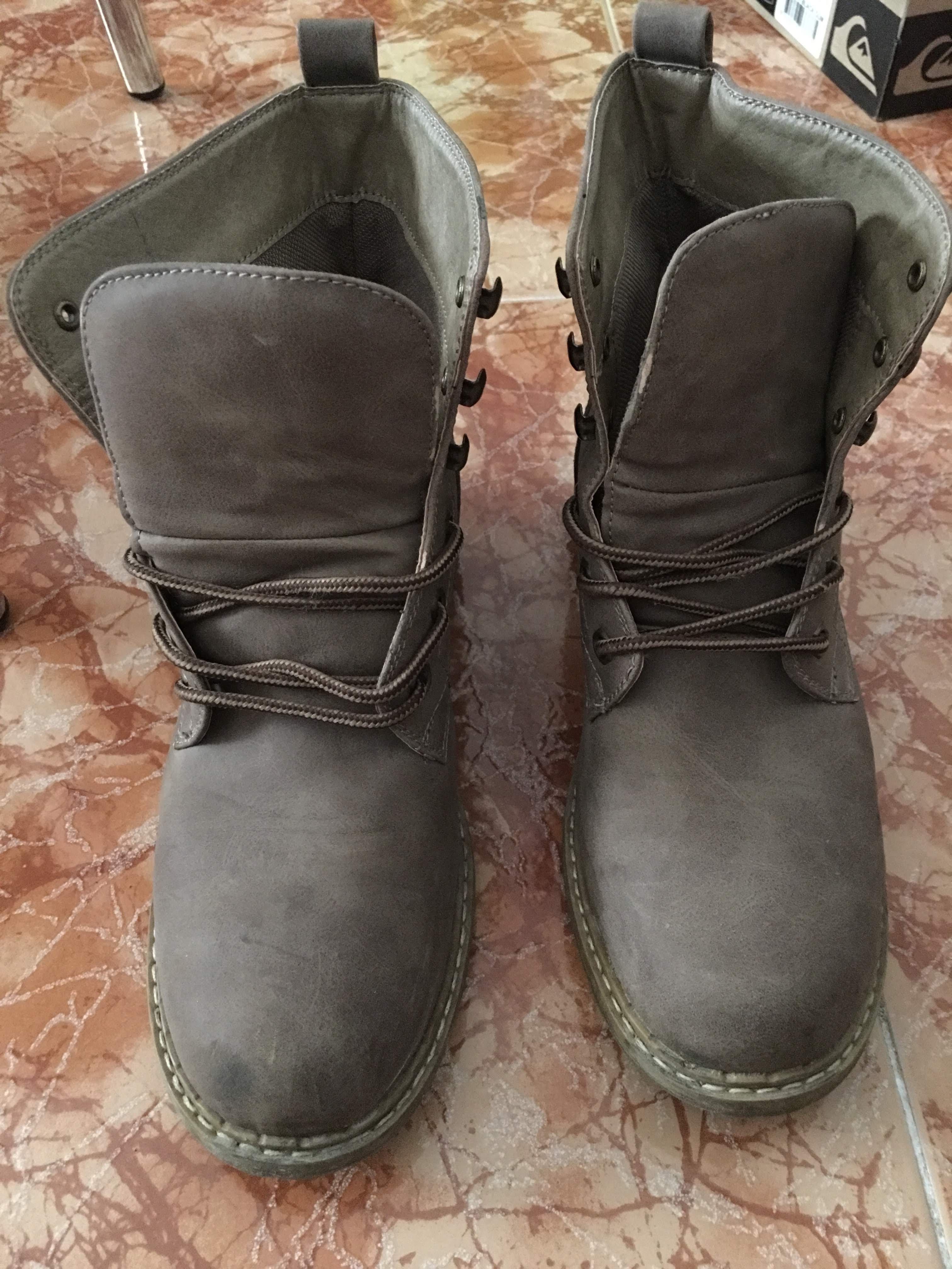 Botas de inverno em bom estado