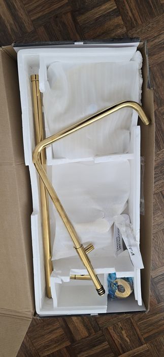 Coluna de duche em dourado