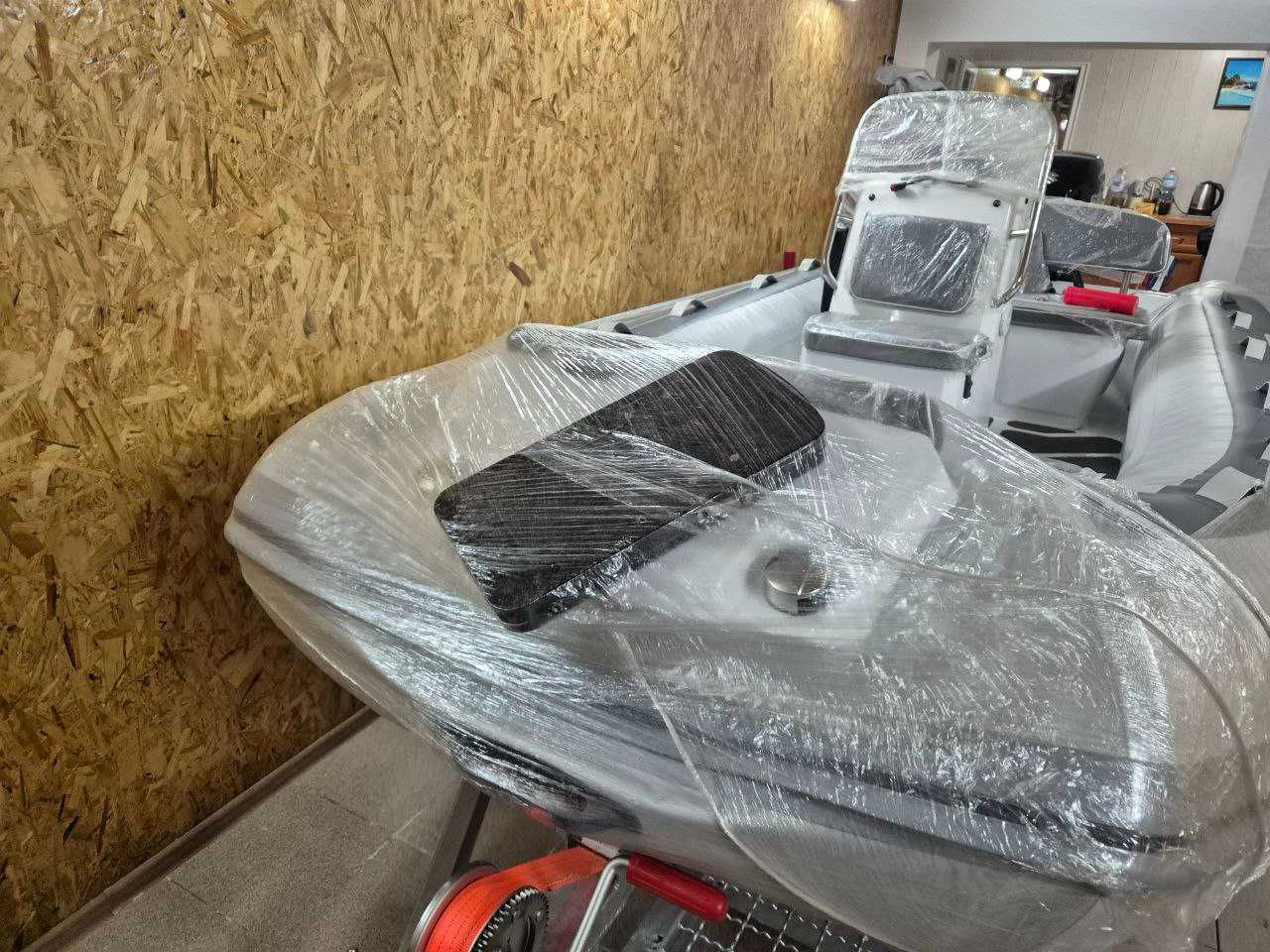 Продається човен Deluxe GALA A400L з мотором та лафетом