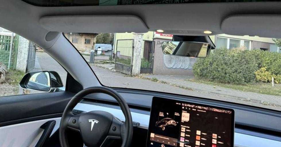 У продажі Tesla model 3 2019