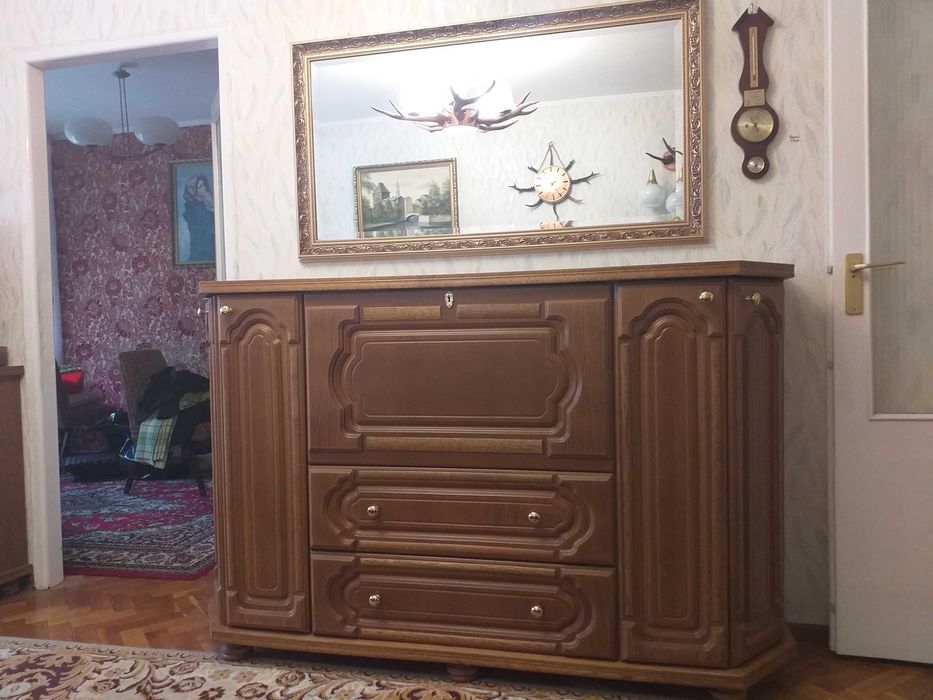 Meble - komplet wykonanych w stylu ludwikowskim.