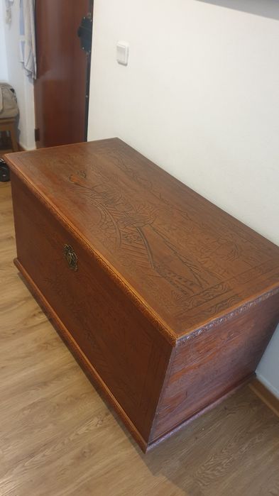 Arca de madeira trabalhada Serve para guardar roupa