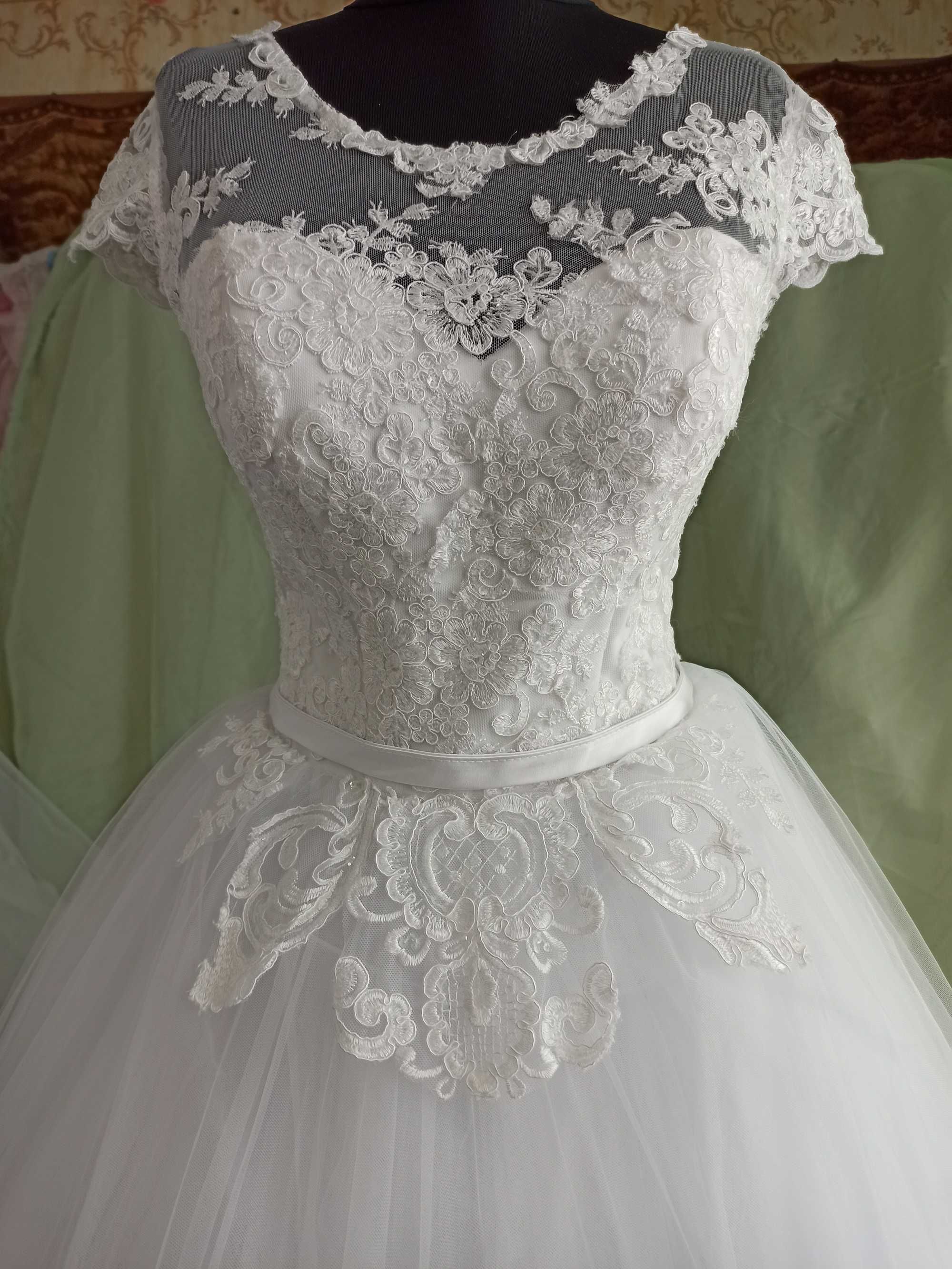Красивое свадебное платье с кружевной юбкой.