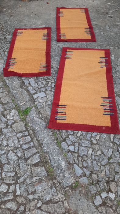 Tapetes e carpetes usados em estado razoável