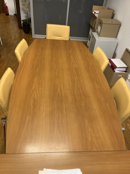 Stół konferencyjny wraz z krzesłami