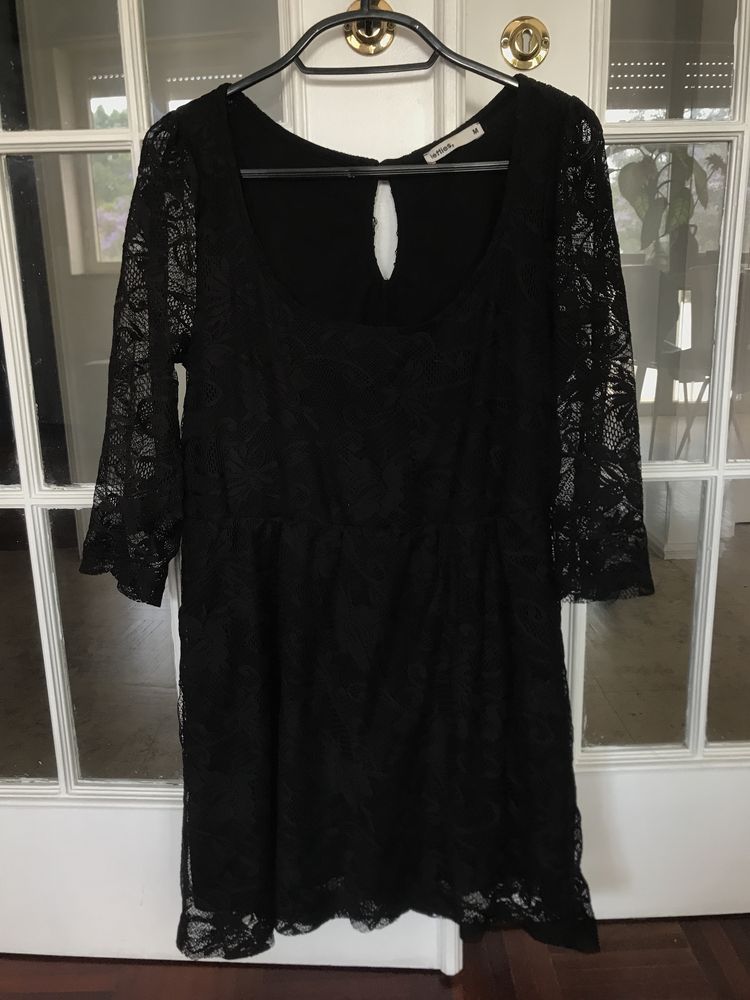 Vestido com mangas preto curto em renda