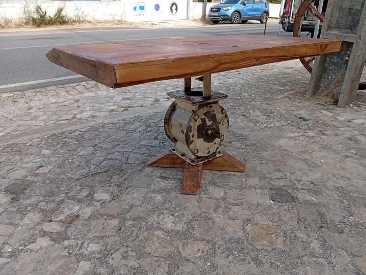 Mesa industrial com tampo em madeira