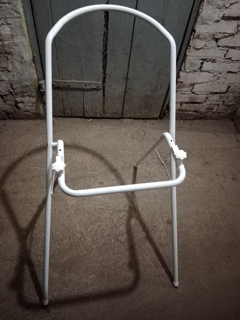 Stojak od wanienki dla dziecka.
