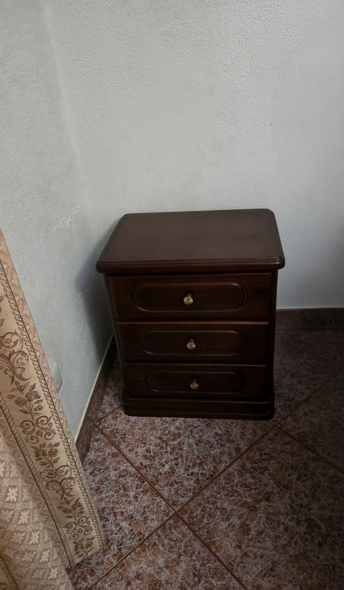 Quarto de casal completo em madeira maciça – Elegância e durabilidade!