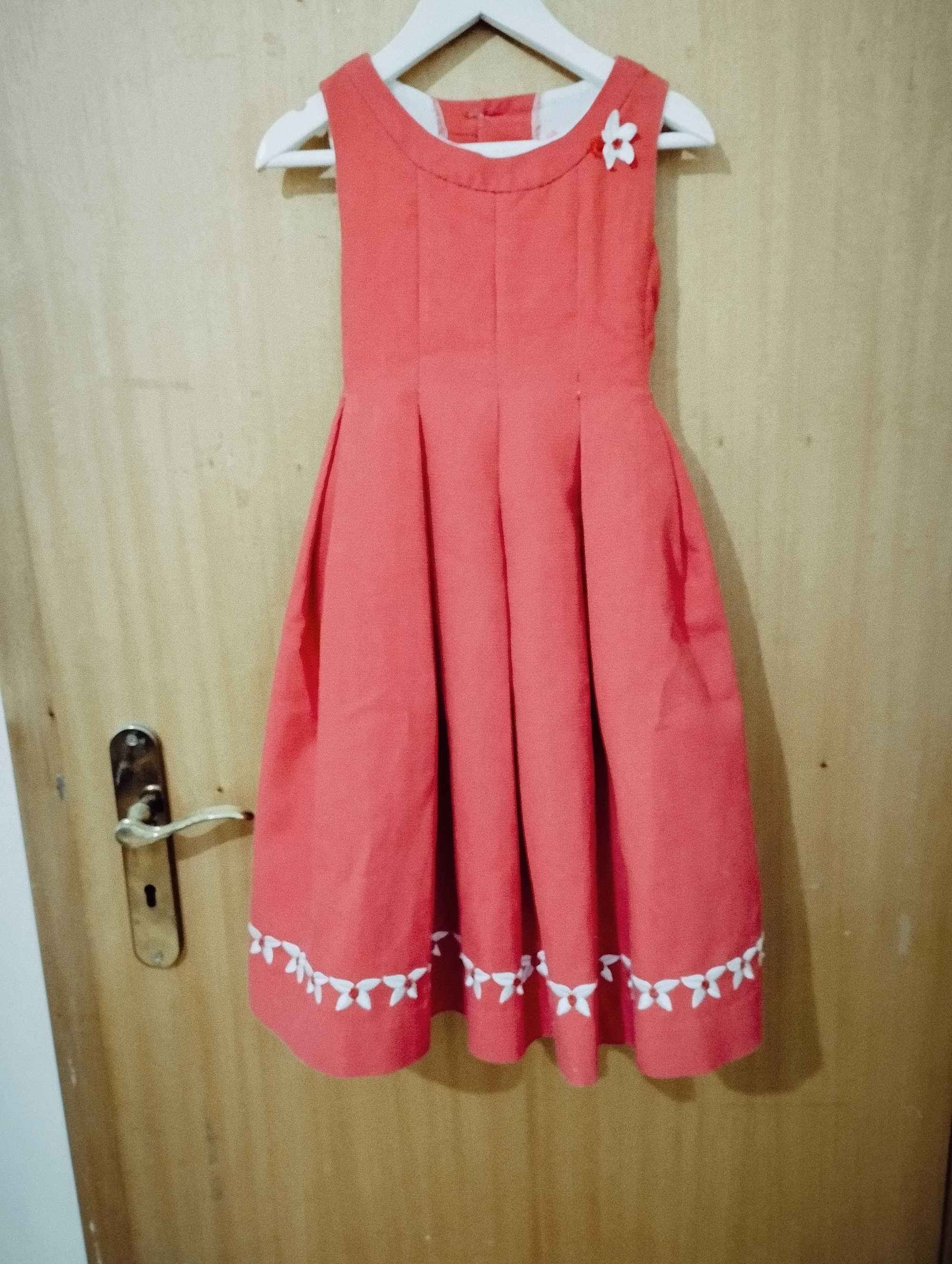 Vestido vermelho com flores