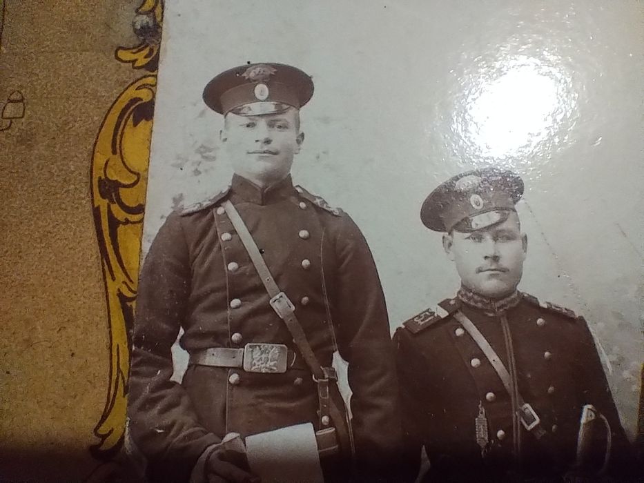 "В Память Военной службы", фото офицеров в рамке