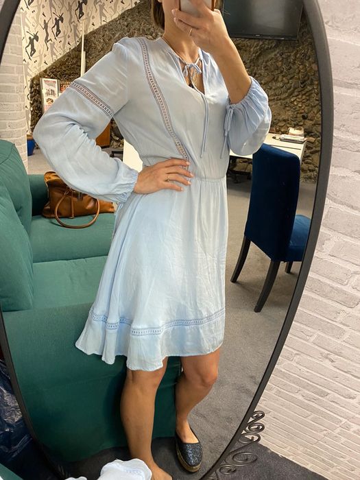 Reserved sukienka błękitna błękit ażur gipiura rozkloszowana