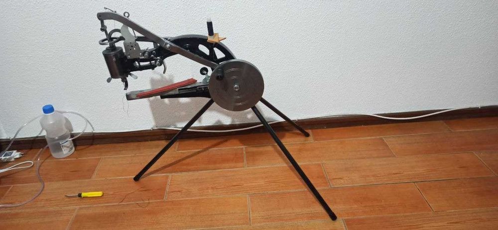 máquina de costura manual para couro.  novo