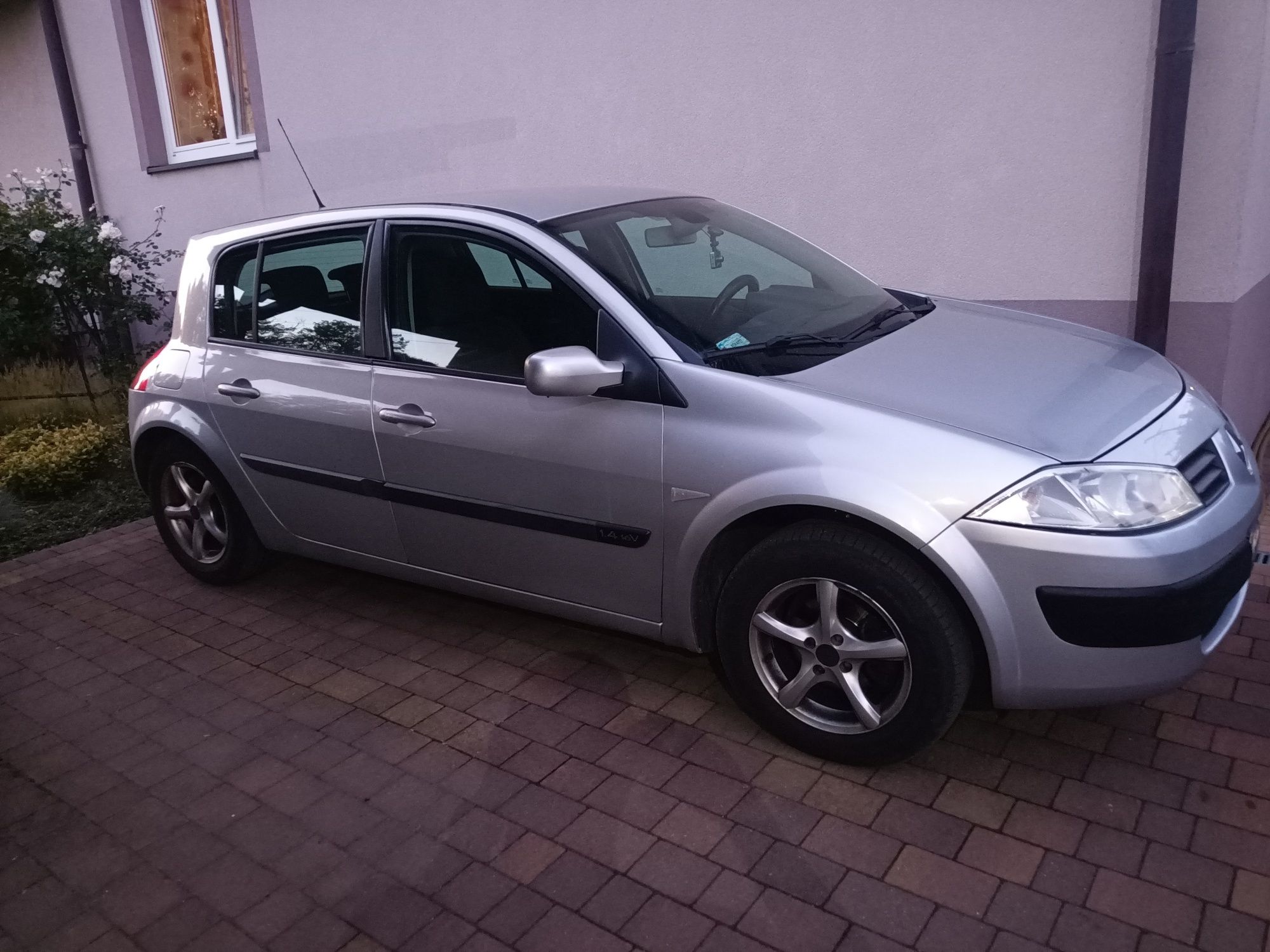 Renault Megane 2 - doinwestowany, godny polecenia.