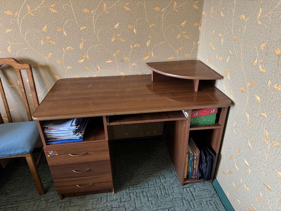 Продаю бу меблі шафа трохдверна ліжко комод туалетка полуторне ліжко