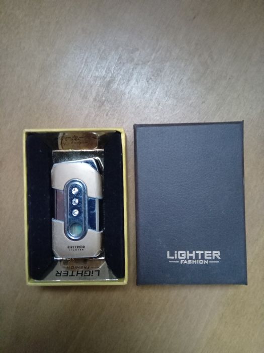 Зажигалка со стразами.