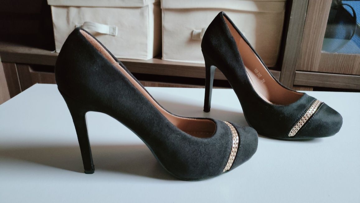 Sapatos stilleto com pormenor dourado