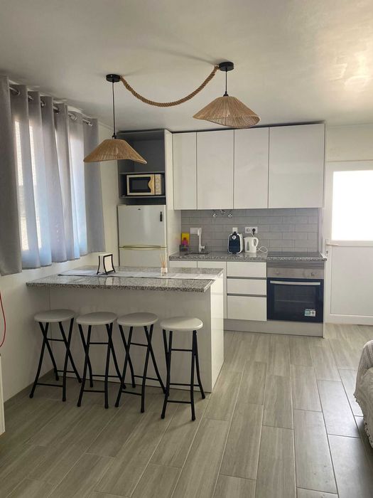 Alugo anexo T1 + 1 para, estudantes ou professores, em Fernão Ferro.