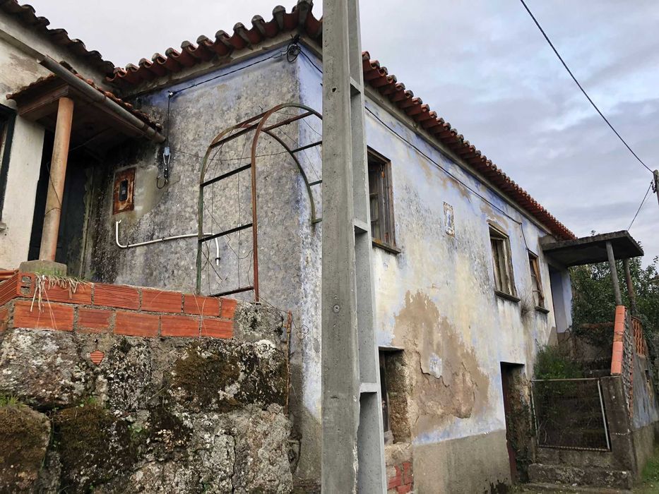 Casa rústica de aldeia com terreno, para reconstrução/remodelação.