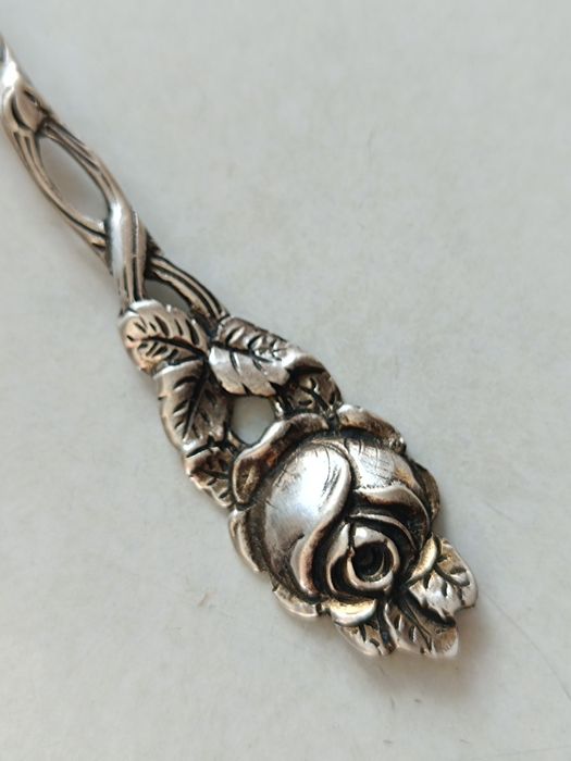 Adam Manns & Sohn 800 srebrna łyżeczka z różą do cukru