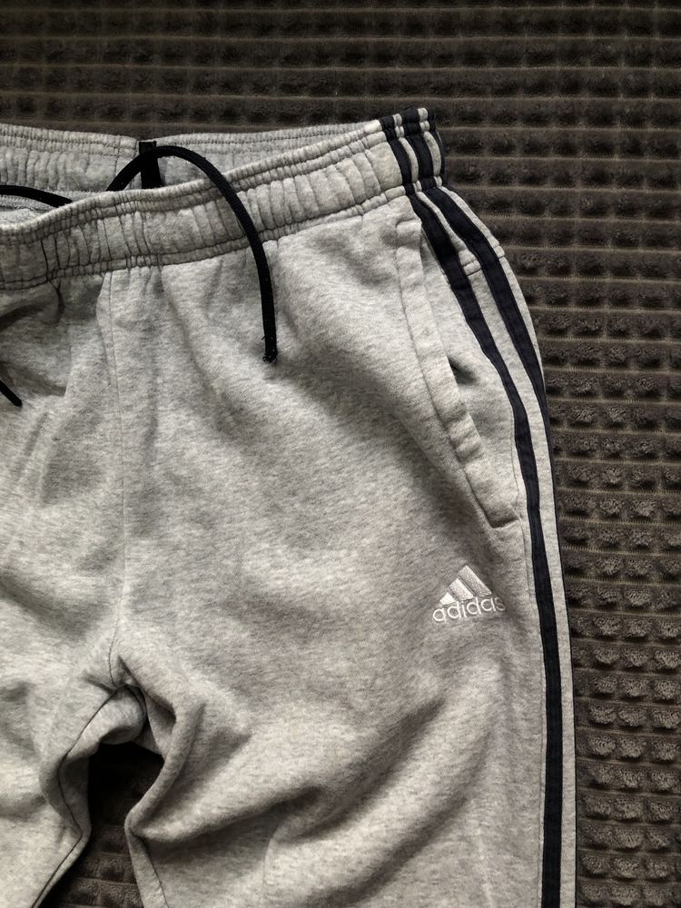 ADIDAS ESSENTIALS (M) мужские спортивные штаны серые на лампасах флис