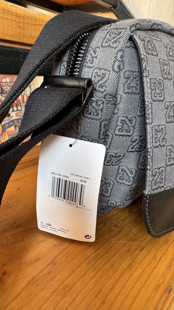 Унісекс сумка через плече Nike Monogram Mini Messenger, сіра