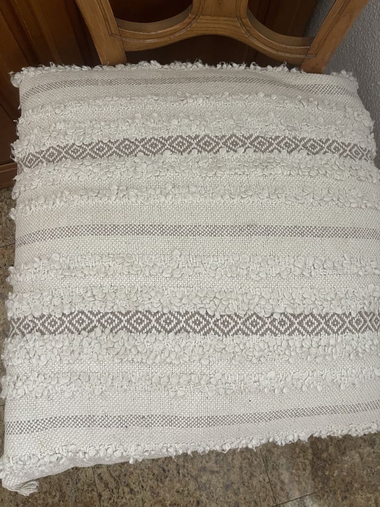 Fronha branca e creme com enchimento