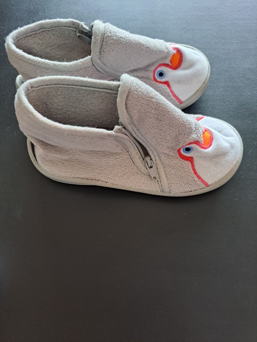 Ténis nr 27 e pantufas nr 25