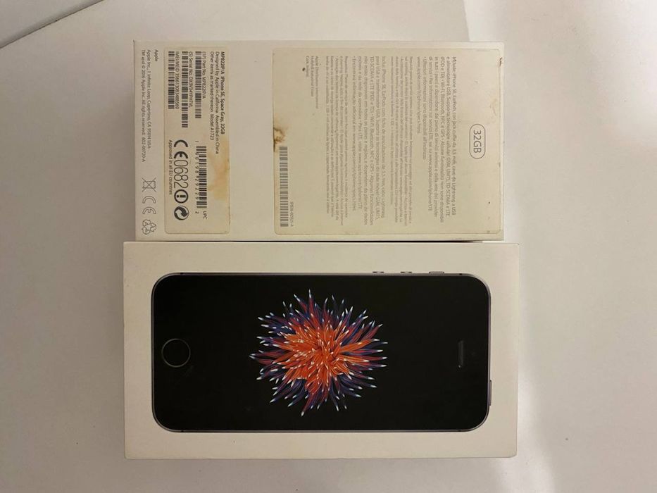 Коробки от старых айфонов