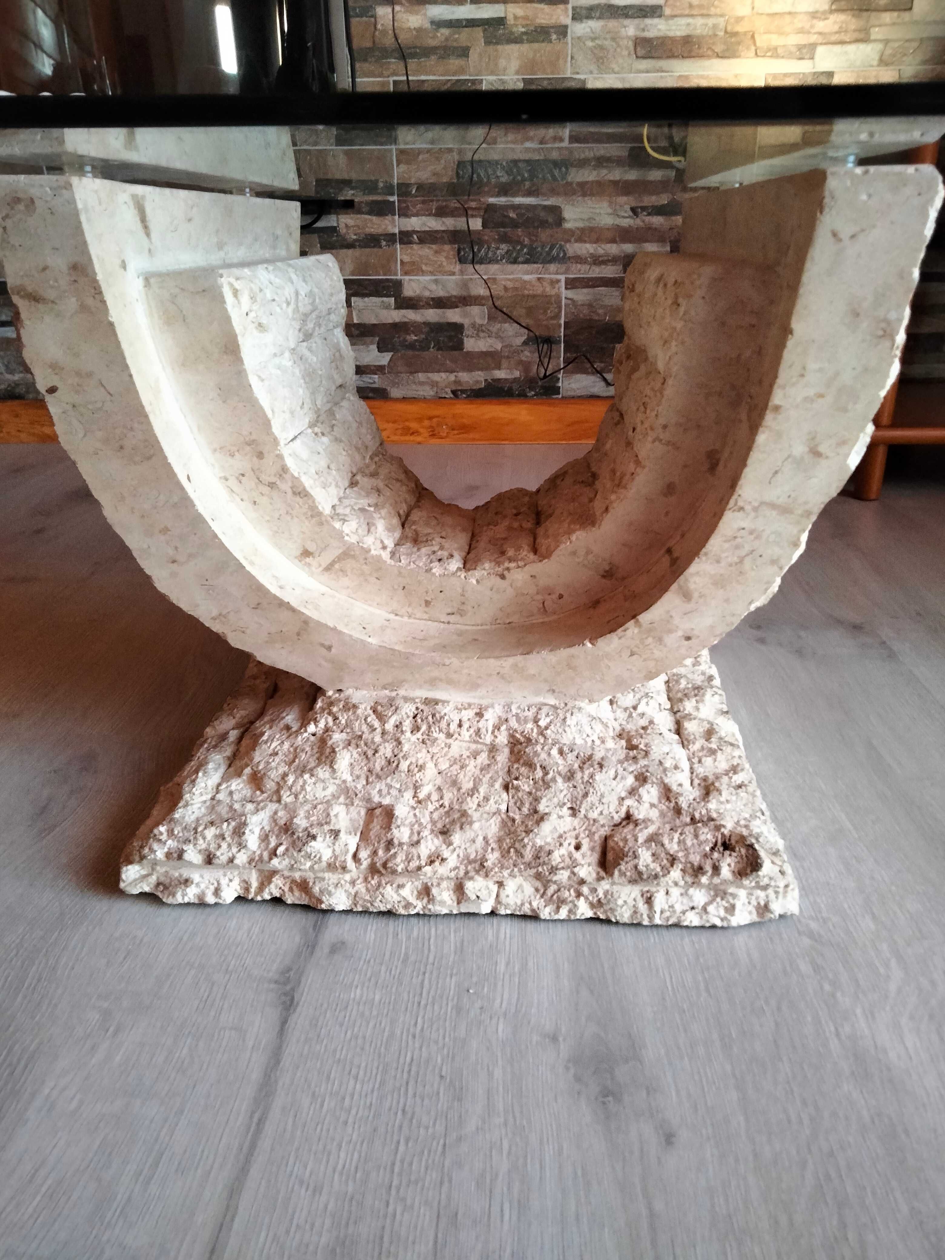 Mesa de centro com pé em pedra