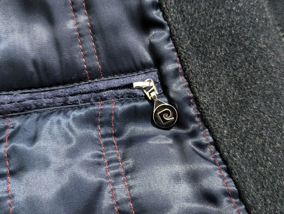 Elegancki wełniany płaszcz ze stójką Pierre Cardin, rozmiar 54